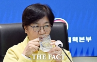  물 마시는 정은경 보건복지부 장관 [포토]