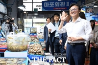  마포농수산물시장 찾아 인사하는 전재수 장관 [포토]