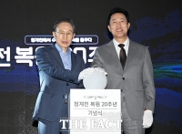 공공미술 점등 퍼포먼스하는 이명박-오세훈 [포토]