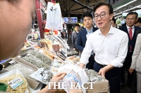  추석 앞두고 마포농수산물시장 찾은 전재수 장관 [TF사진관]
