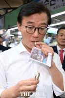  멸치 시식하는 전재수 해수부 장관 [포토]
