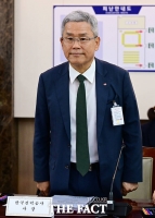  국가기간 전력망 확충위원회 회의 참석하는 김동철 한국전력 사장 [포토]