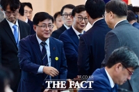  참석자들과 인사 나누는 김성환 기후에너지환경부 장관 [포토]