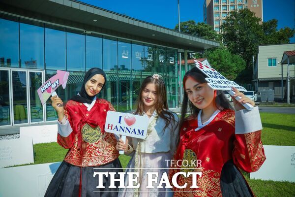 한남대는 추석 명절을 앞두고 1일 메이커스페이스에서 외국인 유학생을 대상으로 한가위 대축제를 열었다. /한남대학교