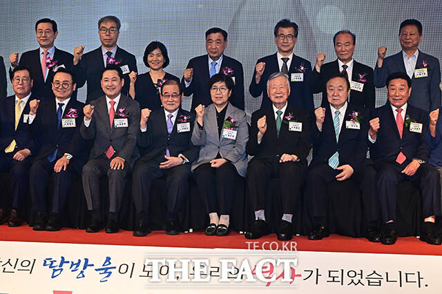 기념사진 촬영하는 참석자들.