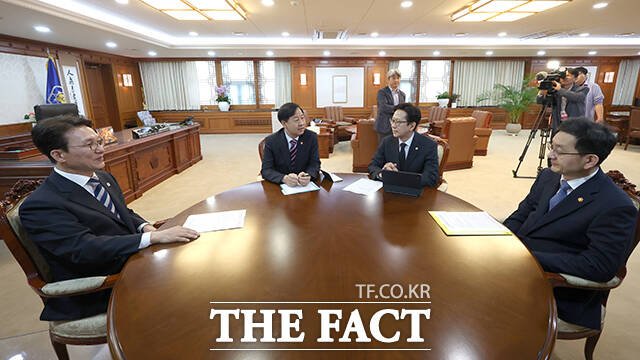 김민석 국무총리(왼쪽)가 2일 오전 서울 종로구 정부서울청사 집무실에서 구윤철 부총리 겸 기획재정부 장관과 배경훈 과기부총리 겸 과학기술정보통신부 장관, 윤창렬 국무조정실장이 참석한 제1회 3+알파(α) 회의를 주재하고 있다. /청사사진기자단