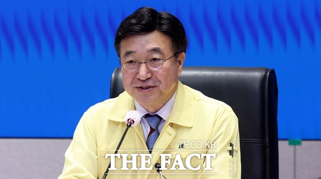 윤호중 중앙재난안전대책본부장(행정안전부 장관)이 2일 오전 서울 종로구 정부서울청사 상황센터에서 열린 국가정보자원관리원(국정자원) 행정정보시스템 화재 관련 중앙재난안전대책본부(중대본) 8차 회의에서 발언하고 있다./뉴시스