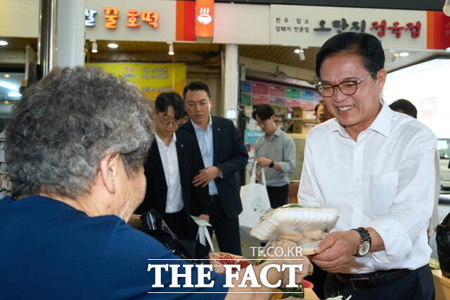 김석필 천안시장 권한대행 부시장이 2일 천안중앙시장과 성정시장을 방문해 명절 성수품을 구매하고 있다. /천안시