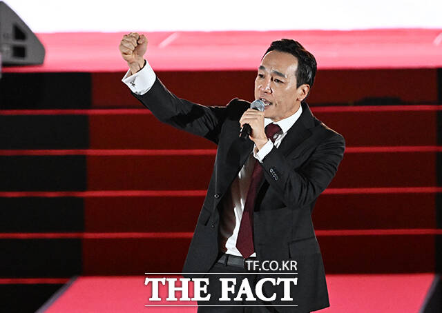 중국인 단체관광객 무비자 입국과 관련해 국민의힘에서 혐중(중국 혐오) 정서에 편승하는 발언이 이어지고 있다. 사진은 김민수 국민의힘 최고위원 후보가 지난 8월 22일 충북 청주시 오스코에서 열린 전당대회에 참석해 비전 발표를 하는 모습. /배정한 기자