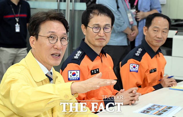 김민석 국무총리(왼쪽)가 추석명절을 하루 앞둔 2일 오전 서울 종로구 종로소방서를 방문해 장만석 종로소방서장으로부터 현황 보고를 받으며 질문하고 있다. /임영무 기자