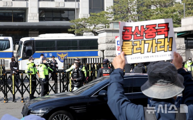 10일 경찰청에 따르면 지난 2022년부터 올해 8월까지 외국인을 상대로 한 명예훼손 사건은 총 52건, 모욕 사건은 총 141건 발생했다. 최근 일부 극우 단체의 반중 집회가 잇따르고 중국인 관광객을 겨냥한 가짜뉴스가 속출하는 상황에서 외국인 혐오 정서가 범죄로 번지지 않도록 사회적 차원의 규제가 시급하다는 분석이다. /뉴시스