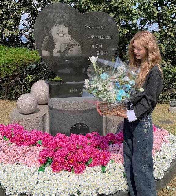 날씨가 너무 좋다! 내가 와서 기분 좋은가봐. 나 혼자 엄마에게 꽉찬 사랑을 남기고 가! 고 최진실의 딸 최준희가 1일 자신의 SNS에 글과 함께 현장에서 찍은 사진을 올렸다. /최준희SNS