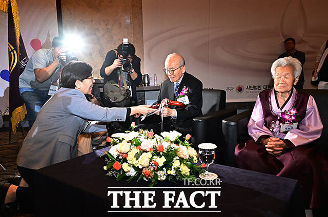 정은경 보건복지부 장관(왼쪽)이 2일 오전 서울 소공동 롯데호텔에서 열린 제29회 노인의 날 기념식에 참석해 100세를 맞은 장수 어르신들에게 청려장을 증정하고 있다. /배정한 기자