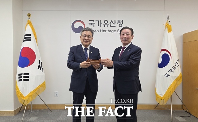 조근제 함안군수(오른쪽)가 허민 국가유산청장을 만나 아라가야 고도 조성사업 계획을 설명하고 지원을 요청했다. /함안군