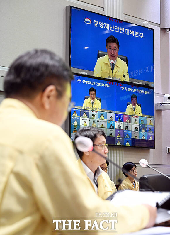 윤호중 행정안전부 장관이 2일 오전 서울 종로구 정부서울청사에서 국가정보자원관리원 행정정보시스템 화재 관련 중대본 8차 회의를 주재하고 있다. /임영무 기자