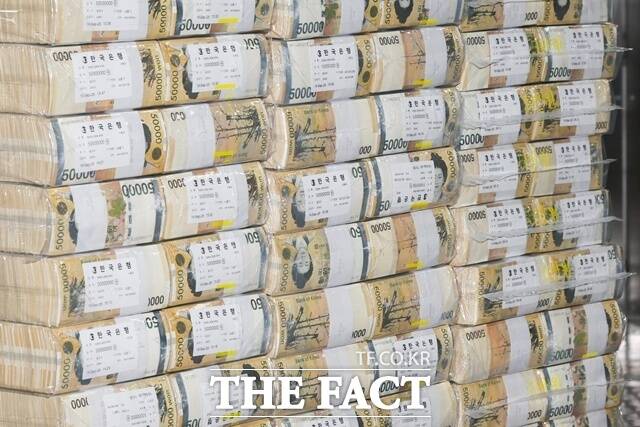 한국은행이 추석 연휴를 앞두고 4조4000억원 규모의 화폐를 금융기관에 공급했다고 2일 밝혔다. 사진은 지난달 30일 서울 중구 한국은행 화폐수납장에서 관계자들이 추석 화폐 공급을 하고 있다. /사진공동취재단