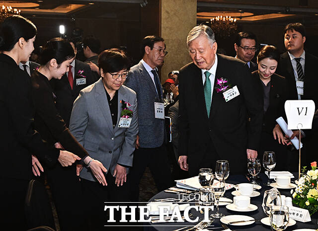 행사장 입장하는 정은경 보건복지부 장관과 이중근 대한노인회장.