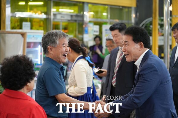 박용갑 국회의원(민주당, 대전 중구)이 추석 명절을 앞둔 1일 대전 중구 관내 전통시장을 방문해 추석 민심 경청 장보기 행사를 했다. /박용갑 의원실