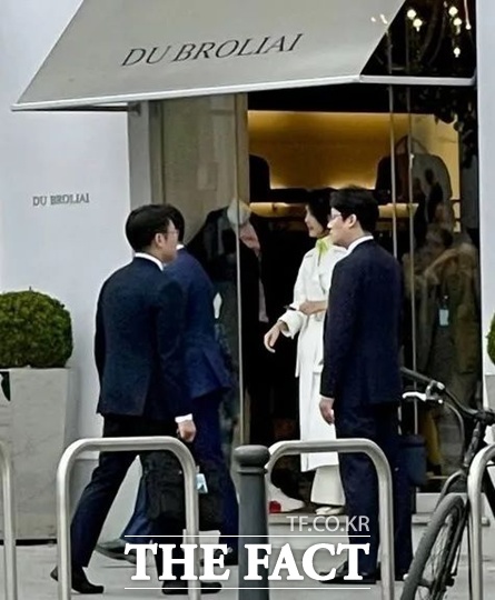 김건희 여사 연루 의혹을 수사하는 민중기 특별검사팀이 김 여사가 2023년 리투아니아 순방 당시 공식 일정 취소로 명품 매장 등에 방문한 정황을 파악해 수사하고 있다. /주모네스 홈페이지 갈무리