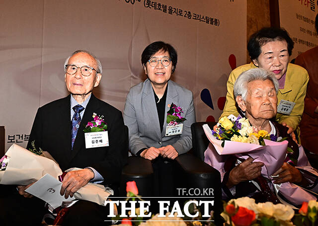 100세 어른신들에게 청려장 증정한 뒤 기념사진 촬영하는 정은경 보건복지부 장관.