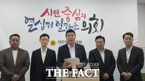 국민의힘 대전 동구 지역 시의원들이 2일 대전시의회 기자실에서 기자회견을 열고 최근 장철민 더불어민주당 의원이 제시한 국정감사 방향에 대해 반박하고 나섰다. /정예준 기자