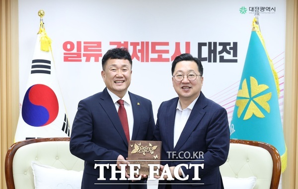 중앙시장활성화구역상인회가 2일 대전시에 장학금 600만 원을 기탁했다. /대전시