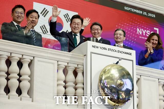 2일 업계에 따르면 자사주를 기초로 교환사채 발행에 나선 기업들이 주주 반대에 백기를 들고 있다. 이재명(왼쪽 세번째) 대통령이 지난달 25일(현지 시간) 미국 뉴욕 증권거래소를 방문해 개장 벨을 타종한 뒤 인사하고 있다. /뉴시스