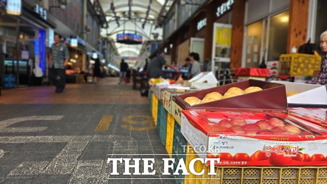 추석 연휴를 앞둔 지난 1일 오후 3시께 서울 영등포구 영등포1956 전통시장. /강주영 기자