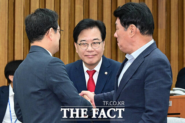 송언석 국민의힘 원내대표(가운데)가 2일 오전 서울 여의도 국회에서 기자간담회를 열고, 더불어민주당의 종교 유착 의혹과 김민석 국무총리와의 연관성 의혹을 재차 제기했다. /남윤호 기자