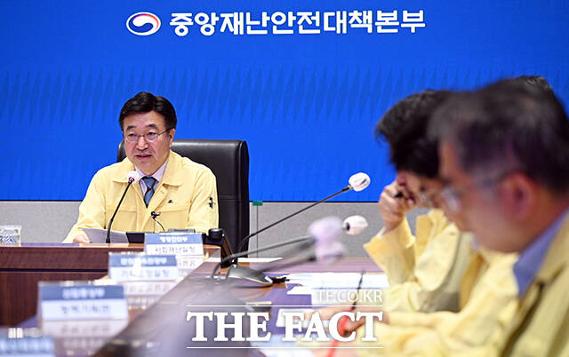 윤호중 행정안전부 장관이 2일 오전 서울 종로구 정부서울청사에서 국가정보자원관리원 행정정보시스템 화재 관련 중대본 8차 회의를 주재하고 있다. /임영무 기자