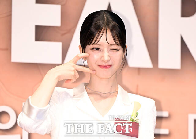 배우 노정의가 28일 서울 중구 장충동 신라호텔에서 열린 2025 올해의 브랜드 대상에서 여자배우(라이징스타) 부문 수상자로 참석해 포즈를 취하고 있다. /이새롬 기자