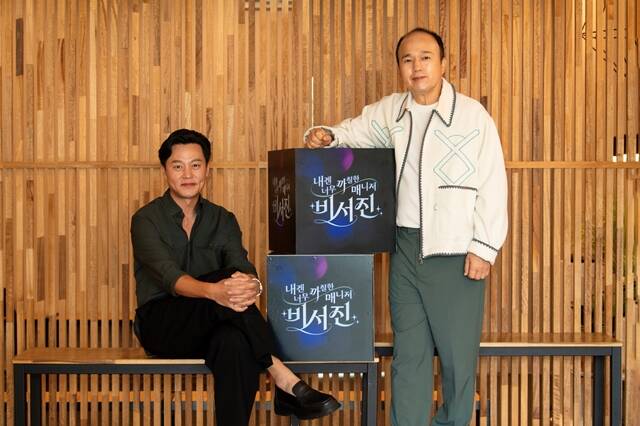 배우 이서진(왼쪽)과 김광규가 출연하는 내겐 너무 까칠한 매니저-비서진은 스타의 스케줄을 밀착 수행하며 하루를 함께하는 리얼 수발 로드 토크쇼다. /SBS