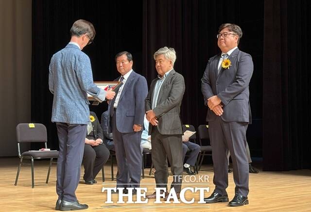 심재엽 OCI 군산공장 공장장(오른쪽)이 대한적십자사로부터 회원유공장 최고명예대장을 수여받고 있다. /OCI