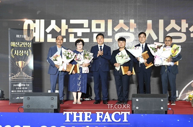 예산군민상 수상자들이 한자리에서 기념촬영을 하고 있다. 왼쪽부터 특별부문 김진석, 효행 최경순, 최재구 예산군수, 농업 김경태, 사회봉사 장희석, 문화교육 박주영 /예산군