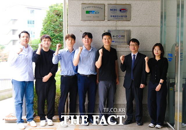 순천향대 차세대에너지및디스플레이소재분석센터 현판식에서 참석자들이 기념사진을 촬영하고 있다. /순천향대학교