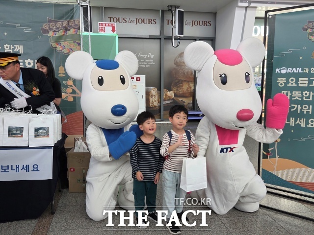 추석 연휴를 하루 앞둔 2일 서울역과 고속버스터미널, 김포공항 등에서 본격 귀성행렬이 이어졌다.사진은 이날 오후 서울역에서 코레일 캐릭터와 사진 찍고 있는 아이들 모습./ 김영봉 기자