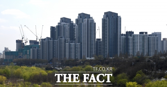 정비사업 및 분양 시장에서 고층아파트의 인기가 이어지고 있다. 조망권을 제공할 뿐만 아니라 도시계획 규제 등으로 공급이 제한돼 희소성이 높기 때문이다. /더팩트 DB
