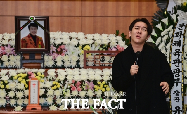 세월이 흘러도 변치 않는 정(情). 송대관은 김수찬에게 송대관은 단순한 선배가 아닌, 삶의 길잡이이자 마음의 스승이었다. 사진은 고 송대관의 영결식당시 김수찬이 고인의 성대모사를 하고 있다. /서예원 기자(현장풀)