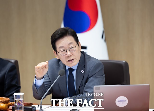 이재명 대통령이 2일 서울 용산 대통령실에서 열린 수석보좌관회의에서 중국인 단체관광객 무비자 입국과 관련해 특정 국가와 국민을 겨냥한 허무맹랑한 괴담·혐오 발언들이 무차별적으로 유포되고 있다고 지적했다. /대통령실