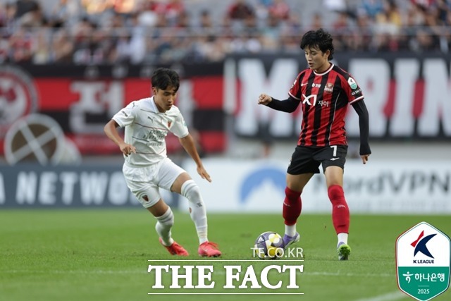 하나은행 K리그1 2025 정규라운드를 2경기 남겨놓고 있는 가운데 파이널A 진출을 위한 경쟁이 뜨겁게 달아오르고 있다. 두 경기 가운데 한 경기에서 맞대결을 펼치는 포항과 서울의 경기 장면./K리그