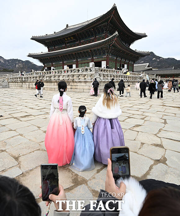 우리나라에 체류하는 외국인들이 늘어나면서 은행권에서 외국인 고객을 대상으로 하는 대출상품과 서비스 출시를 늘리고 있다. 사진은 경복궁에서 한복을 입고 사진을 찍는 외국인 관광객들의 모습. /박헌우 기자