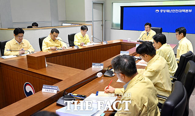 윤호중 행정안전부 장관이 2일 오전 서울 종로구 정부서울청사에서 국가정보자원관리원 행정정보시스템 화재 관련 중대본 8차 회의를 주재하고 있다. /임영무 기자