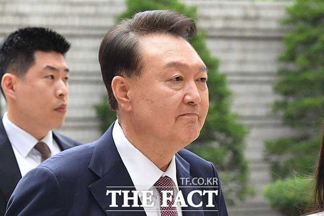 윤석열 전 대통령의 내란 우두머리 혐의 재판이 처음으로 중계됐다. 윤 전 대통령이 지난 7월 서울 서초구 서울중앙지방법원에서 열린 내란 우두머리 혐의·직권남용 권리행사 방해 혐의 사건 9차 공판에 출석하고 있다. 2025.07.03 사진공동취재단