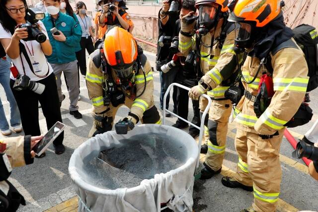 서울소방재난본부는 1일 노원구 상계마들 재건축 예정 아파트에서 리튬이온 배터리 실물 화재 실험을 진행했다. 사진은 시연 뒤 배터리팩 외부 반출 후 온도를 체크하고 있다. /서울시