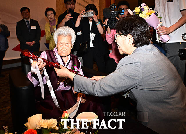 100세 어르신에게 청려장 증정하는 정은경 보건복지부 장관.