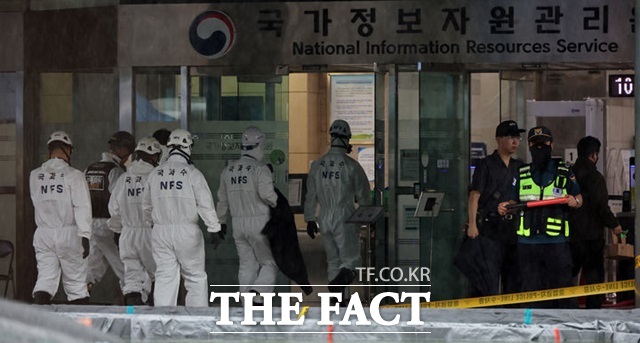 지난달 28일 국과수 요원들이 화재가 완진된 대전 유성구 국가정보자원관리원 화재현장으로 향하고 있다./뉴시스