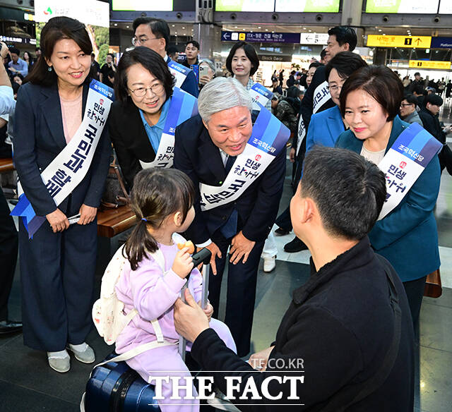 서왕진 조국혁신당 원내대표(가운데)를 비롯한 소속 의원들이 추석 연휴를 하루 앞둔 2일 오전 서울 용산역에서 귀성인사를 하고 있다. /남윤호 기자