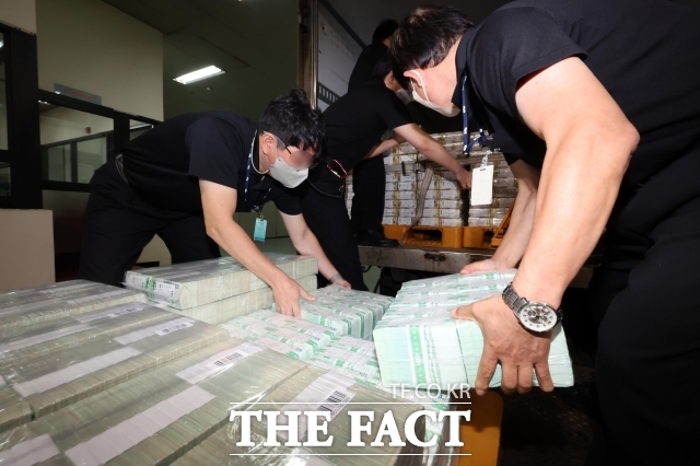 추석 연휴을 앞두고 고금리 통장을 찾는 예테크족과 금리노마드족이 움직임이 활발하다. /사진공동취재단