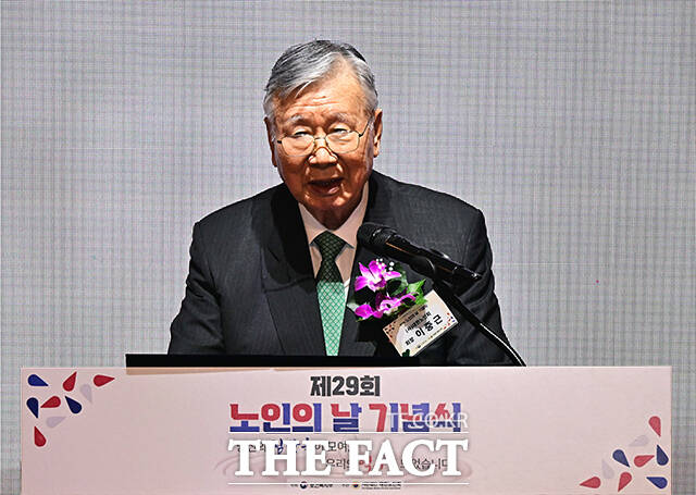 인사말 하는 이중근 대한노인회 회장.