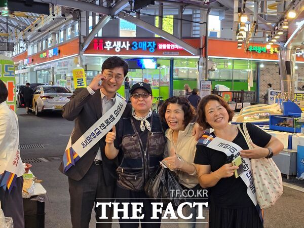 장철민 국회의원(민주당, 대전동구)이 1일 지역 내 전통시장을 찾아 상인들과 시민들의 목소리를 경청하고 안전 점검 활동을 진행했다. /의원실